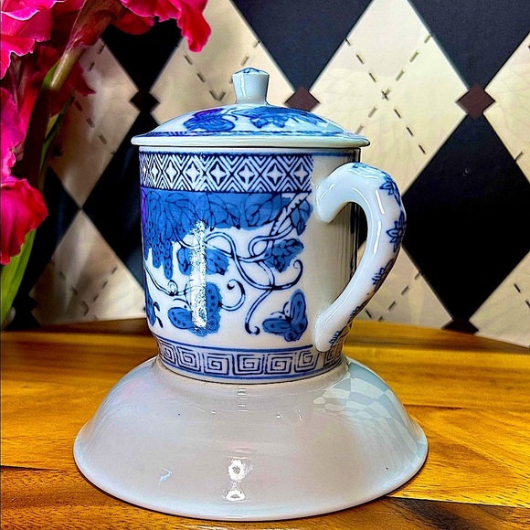 Exquisite Blue & White Chinoiserie Tea Set | Lidded Porcelain Elegance| 12-Piece - Picture 8 of 9